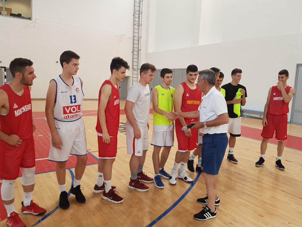 Bogdan Tanjević razgovara sa mladim igračima na terenu