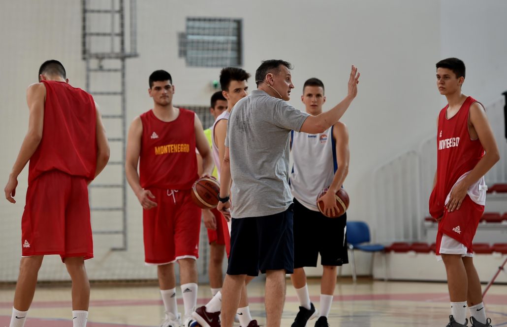 Trener objašnjava zadatak mladim košarkašima na UKTCG klinici